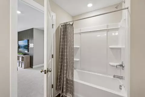 Bath - 5500 Running Fox Ln, Durham, NC 27703 photo 4 of 7