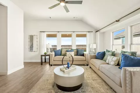 Living - 112 Sweetwater Dr, Commerce, TX 75428 photo 4 of 4