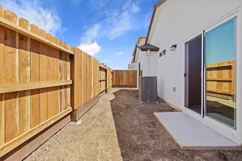 Exterior - 465 Quarto Dr, Turlock, CA 95380 photo 2 of 2