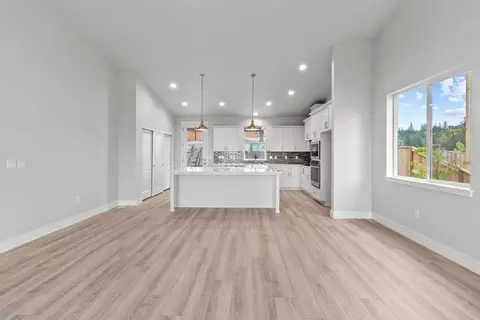 Living - 173 Alder St, Eagle Point, OR 97524 photo 5 of 5