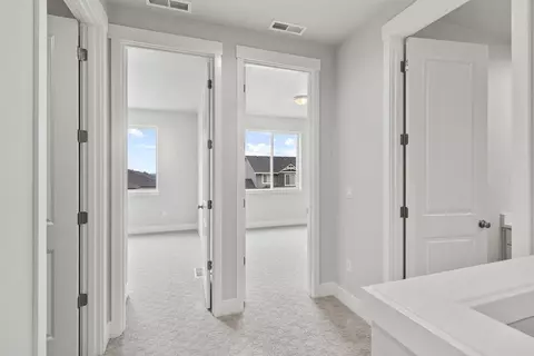 Entry Way - 173 Alder St, Eagle Point, OR 97524 photo 5 of 7