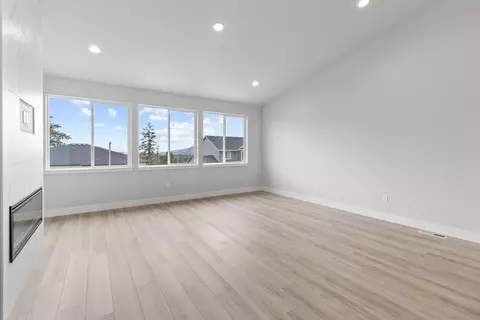 Living - 173 Alder St, Eagle Point, OR 97524 photo 2 of 5
