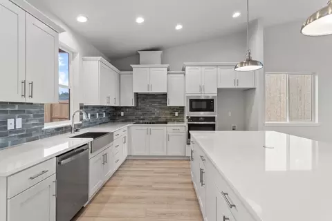 Kitchen - 173 Alder St, Eagle Point, OR 97524 photo 1 of 5