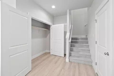 Entry Way - 173 Alder St, Eagle Point, OR 97524 photo 2 of 7