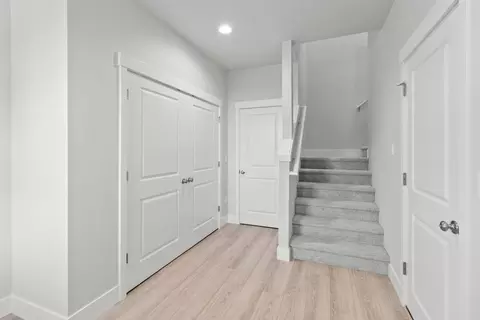 Entry Way - 173 Alder St, Eagle Point, OR 97524 photo 3 of 7
