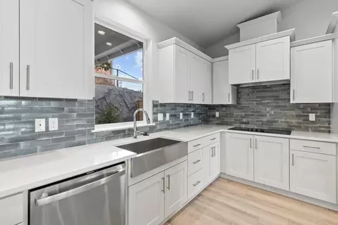 Kitchen - 173 Alder St, Eagle Point, OR 97524 photo 2 of 5