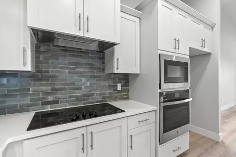 Kitchen - 173 Alder St, Eagle Point, OR 97524 photo 3 of 5