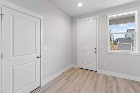 Entry Way - 173 Alder St, Eagle Point, OR 97524 photo 7 of 7