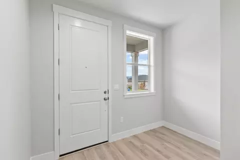 Entry Way - 173 Alder St, Eagle Point, OR 97524 photo 4 of 7