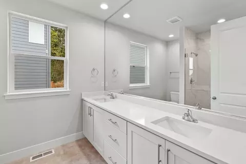 Bath - 173 Alder St, Eagle Point, OR 97524 photo 1 of 3