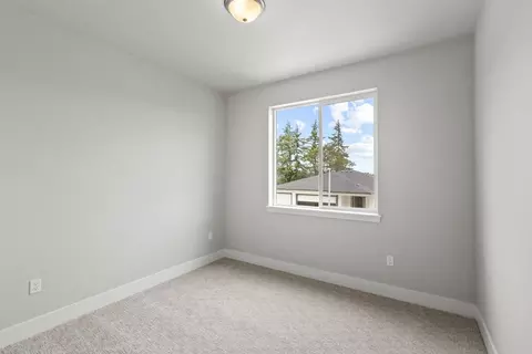 Bedroom - 173 Alder St, Eagle Point, OR 97524 photo 6 of 8