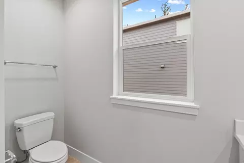 Bath - 173 Alder St, Eagle Point, OR 97524 photo 2 of 3