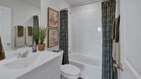 Bath - 302 Windflower Cv, Luling, TX 78648 photo 4 of 7