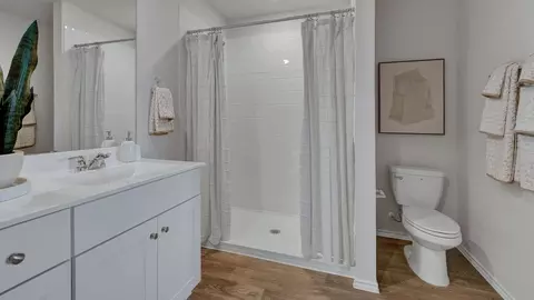 Bath - 302 Windflower Cv, Luling, TX 78648 photo 5 of 7