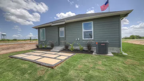 Exterior - 302 Windflower Cv, Luling, TX 78648 photo 5 of 7