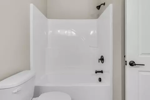 Bath - 6553 Creststone Ct, Plainfield, IN 46168 photo 2 of 3