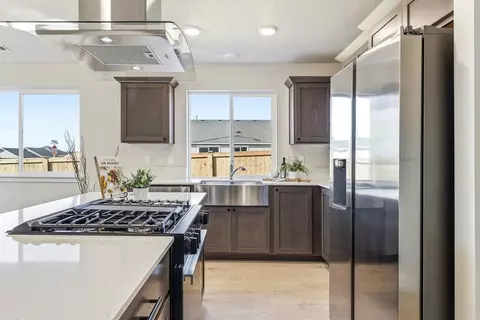 Kitchen - 913 E Maple Brook Ave, Hermiston, OR 97838 photo 8 of 10