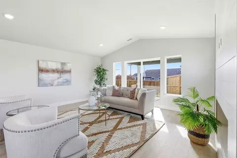 Living - 913 E Maple Brook Ave, Hermiston, OR 97838 photo 8 of 8