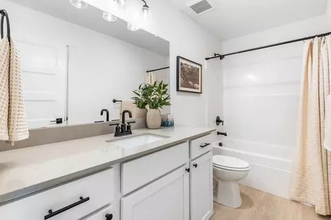 Bath - 913 E Maple Brook Ave, Hermiston, OR 97838 photo 5 of 5