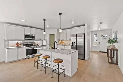Kitchen - 913 E Maple Brook Ave, Hermiston, OR 97838 photo 2 of 10