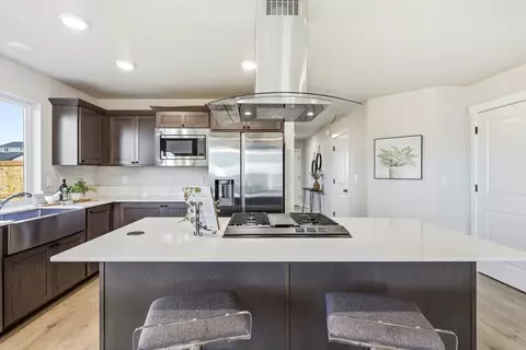 Kitchen - 913 E Maple Brook Ave, Hermiston, OR 97838 photo 9 of 10