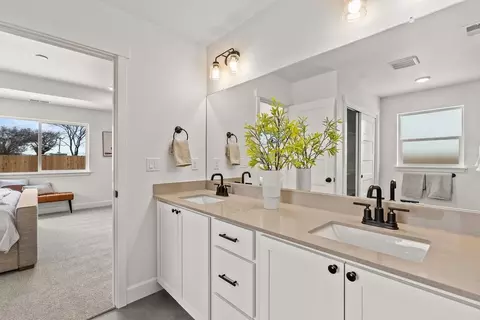 Bath - 913 E Maple Brook Ave, Hermiston, OR 97838 photo 1 of 5