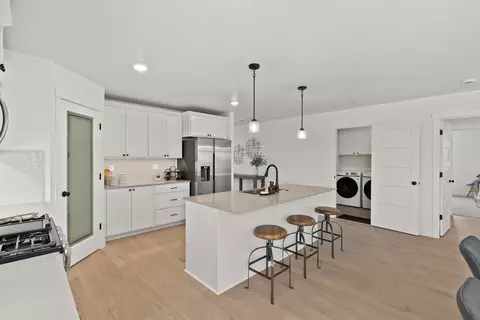 Kitchen - 913 E Maple Brook Ave, Hermiston, OR 97838 photo 4 of 10