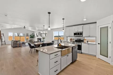 Kitchen - 913 E Maple Brook Ave, Hermiston, OR 97838 photo 6 of 10