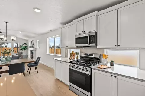 Kitchen - 913 E Maple Brook Ave, Hermiston, OR 97838 photo 3 of 10