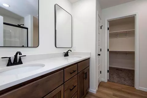 Bath - 822 S Ridgemont Dr, Nixa, MO 65714 photo 2 of 3