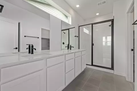 Bath - 20520 E 58th Ave, Aurora, CO 80019 photo 2 of 9