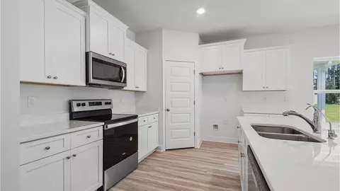 Kitchen - 122 Gray Owl Dr E, Freeport, FL 32439 photo 3 of 5