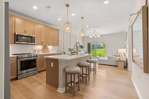 141 E Point Dr UNIT 211, Rumford, RI 02916