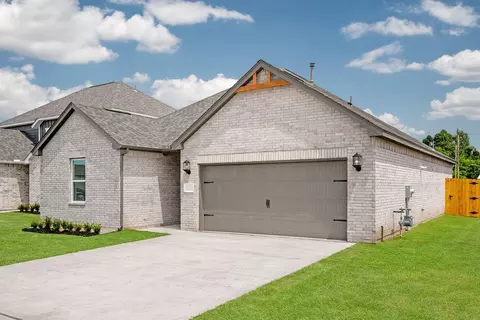 Exterior - 709 Ashleigh Dr, Tuttle, OK 73089 photo 3 of 12