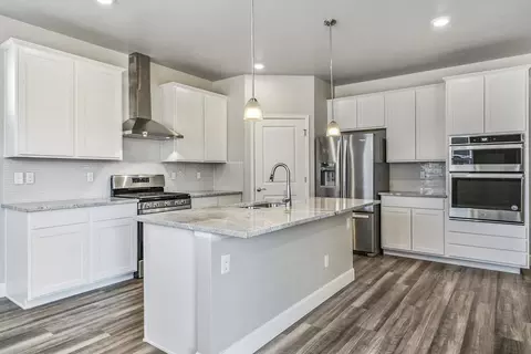 Kitchen - 957 Andrews Crest Dr, Berthoud, CO 80513 photo 1 of 2