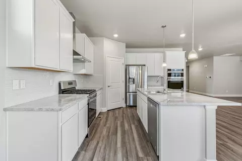 Kitchen - 957 Andrews Crest Dr, Berthoud, CO 80513 photo 2 of 2