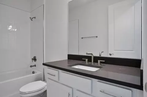 Bath - 7823 Glen Lily Pl, Parrish, FL 34219 photo 1 of 4