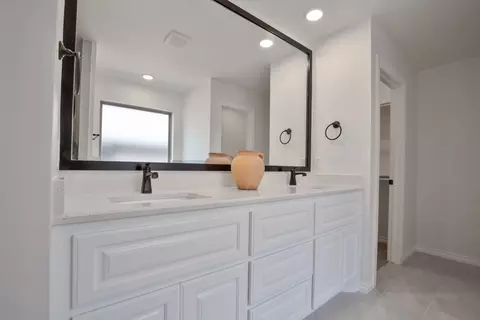 Bath - 2920 E Northampton St, Broken Arrow, OK 74014 photo 1 of 13