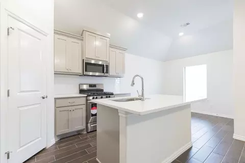 Kitchen - 2800 Heather Hvn, Moore, OK 73160 photo 3 of 13