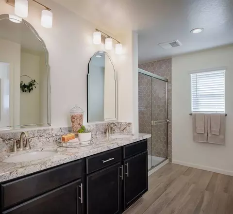 Bath - 537 N Tracy St, Visalia, CA 93292 photo 4 of 5
