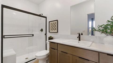 Bath - 8745 Sunrise Ave, Shafter, CA 93263 photo 4 of 5