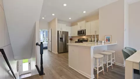 Entry Way - 1800 E Chase St, Baltimore, MD 21213 photo 2 of 4