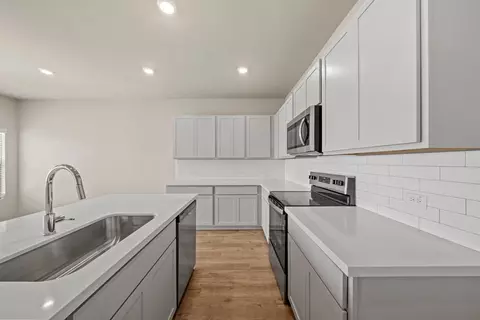 Kitchen - 148 Wind Hl, Jarrell, TX 76537 photo 5 of 8