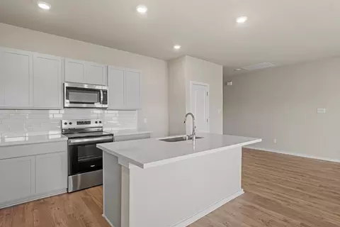 Kitchen - 148 Wind Hl, Jarrell, TX 76537 photo 4 of 8