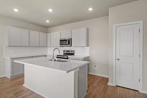Kitchen - 148 Wind Hl, Jarrell, TX 76537 photo 3 of 8