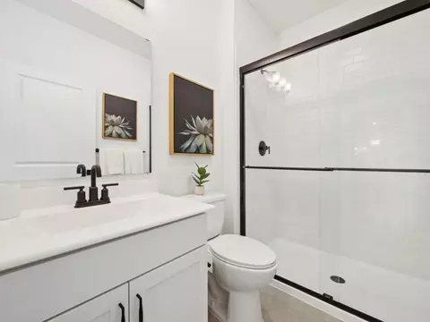 Bath - 3006 Clapbread Ln, Rosenberg, TX 77471 photo 6 of 10