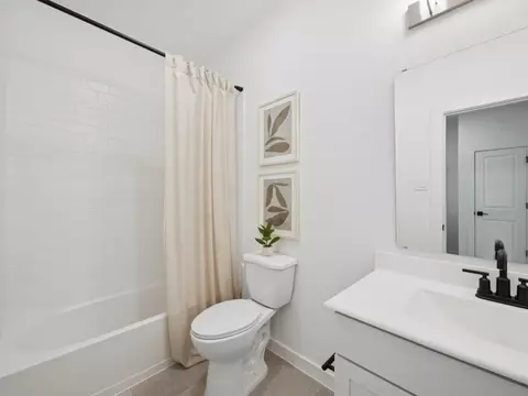Bath - 3006 Clapbread Ln, Rosenberg, TX 77471 photo 9 of 10