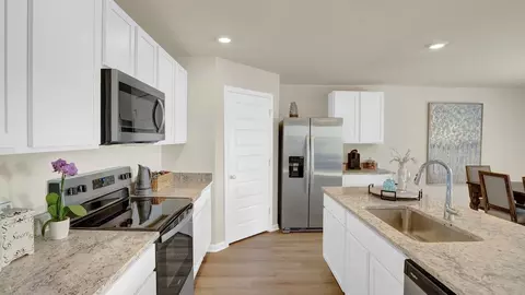 Kitchen - Hayward Loop, Foley, AL 36535 photo 7 of 8
