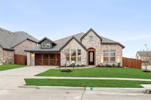 905 Denham Dr, Red Oak, TX 75154