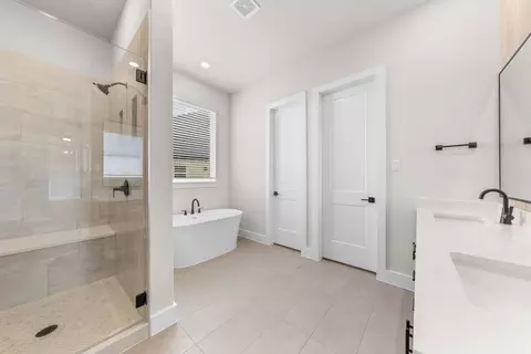 Bath - 108 E Luna Blue Ln, Jarrell, TX 76537 photo 2 of 4